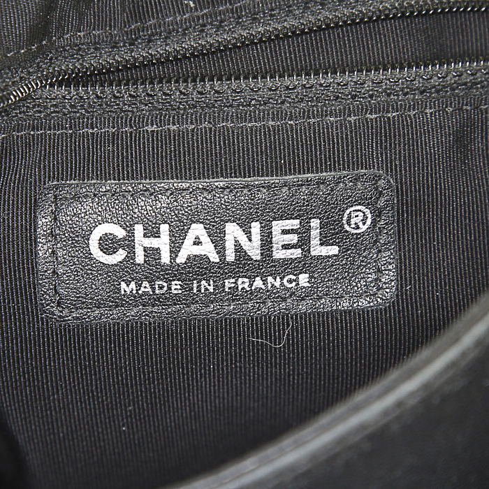 Chanel On The Road handbag in black leather - Detail D4