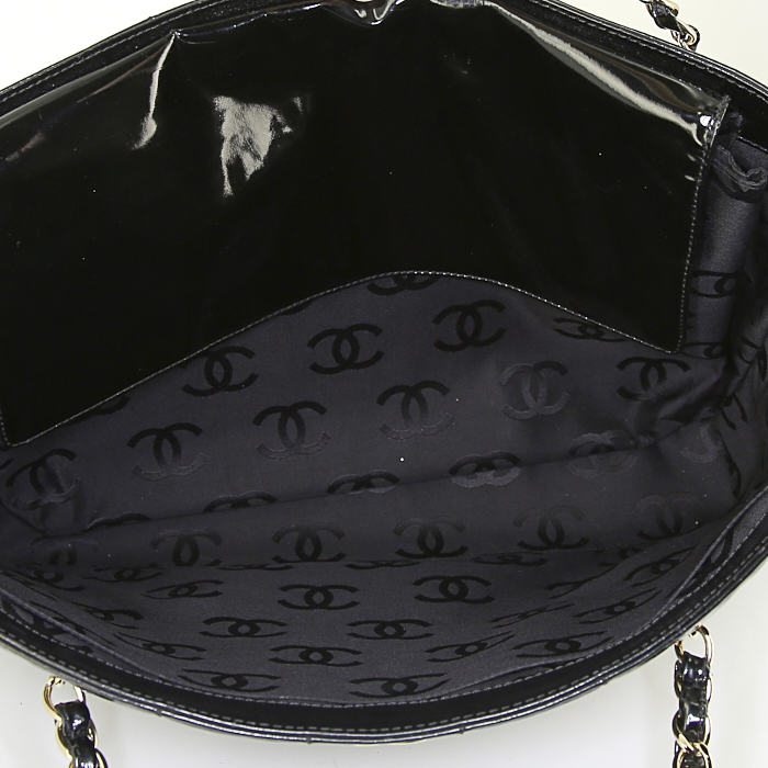 Chanel Choco Bar shopping bag in black patent leather - Detail D2
