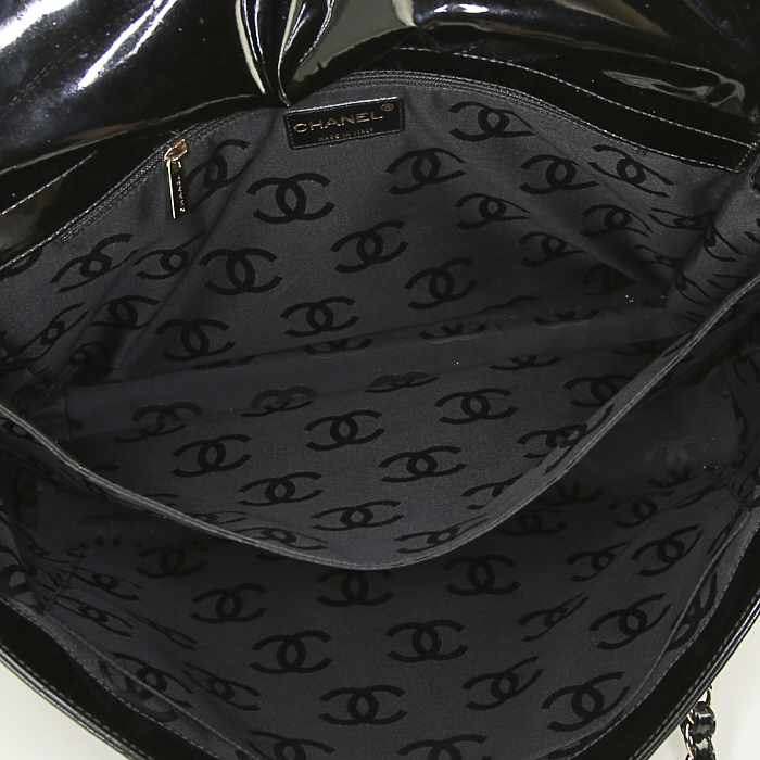 Chanel Choco Bar shopping bag in black patent leather - Detail D3