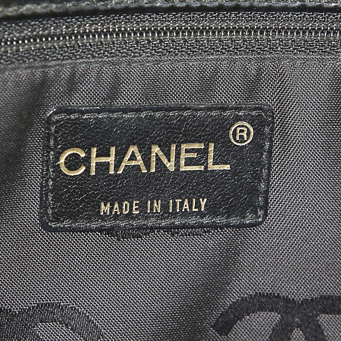 Shopping bag Chanel Choco Bar  in pelle verniciata nera - Detail D4