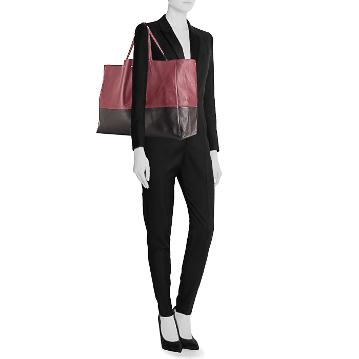 Celine shopping bag in black and burgundy bicolor leather - Detail D1