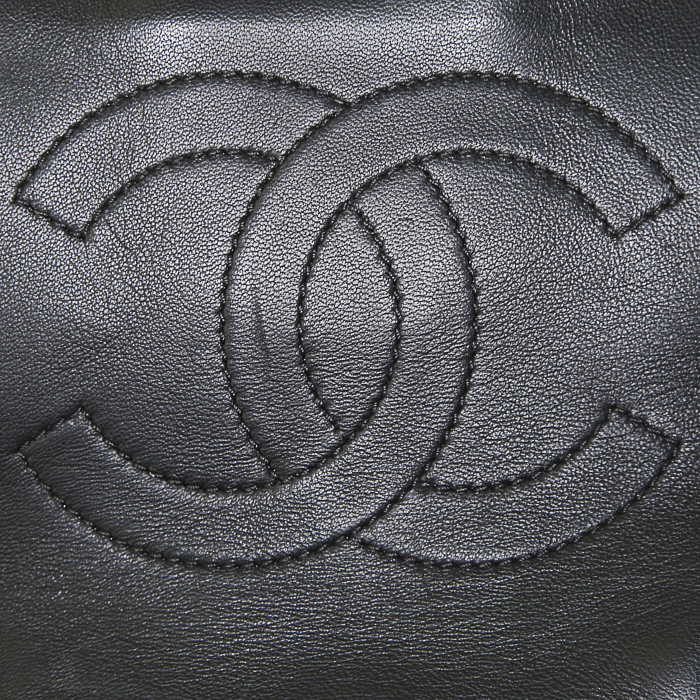 Sac à main Chanel Timeless en cuir bicolore noir et beige - Detail D5