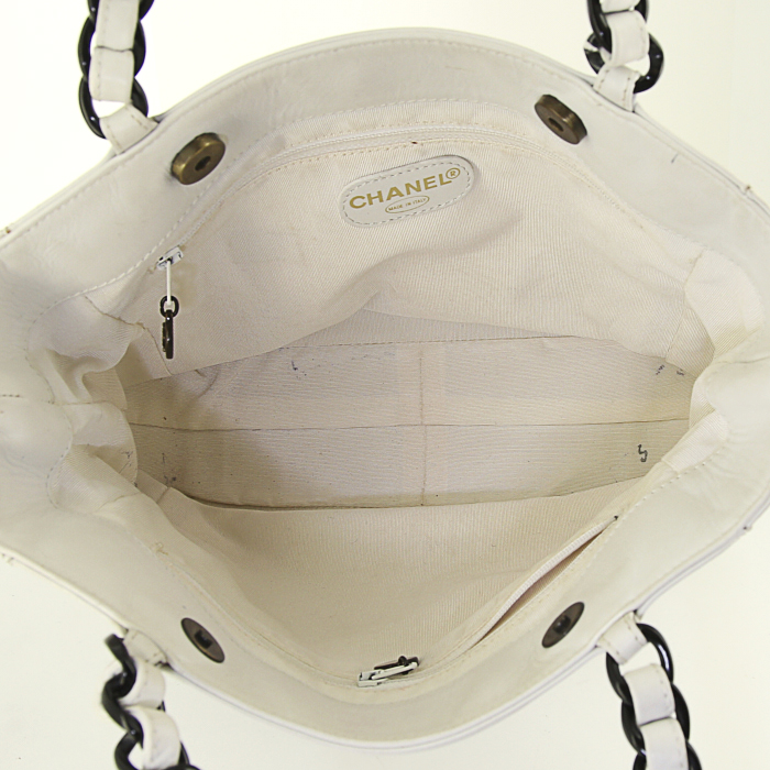 Bolso de mano Chanel Petit Shopping en cuero blanco - Detail D2