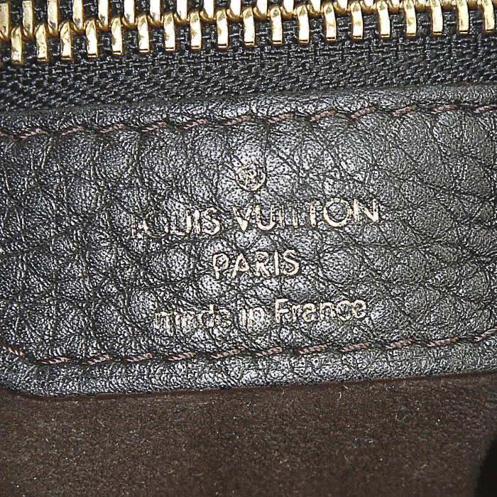 Bolso bandolera Louis Vuitton Selene en cuero mahina negro y cuero marrón - Detail D4