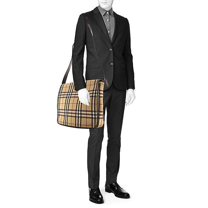 Bolso bandolera Burberry Shopping en lona Haymarket tricolor beige, negra y roja y cuero marrón - Detail D1