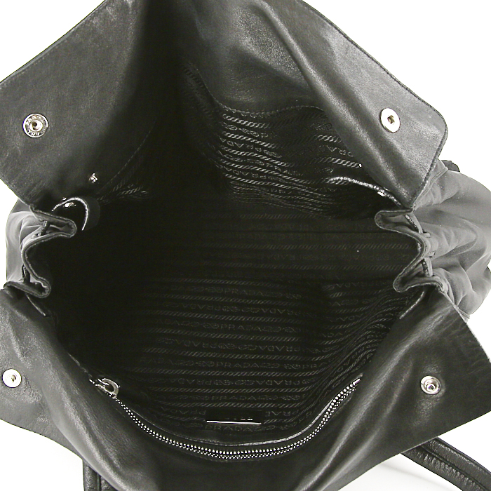Bolso para llevar al hombro o en la mano Prada Antic Buckles en cuero negro y tela negra - Detail D2