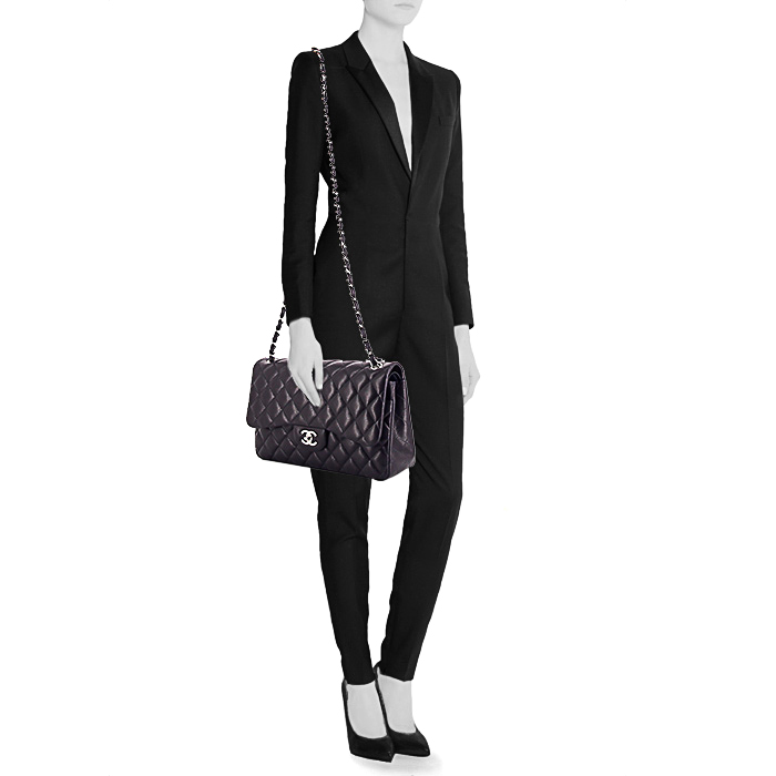 Chanel Timeless jumbo handbag in blue quilted grained leather - Detail D2