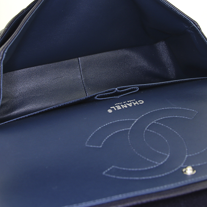 Chanel Timeless jumbo handbag in blue quilted grained leather - Detail D3