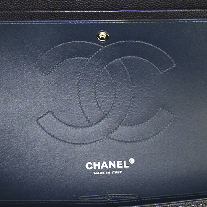 Bolso de mano Chanel Timeless jumbo en cuero granulado acolchado azul - Detail D4