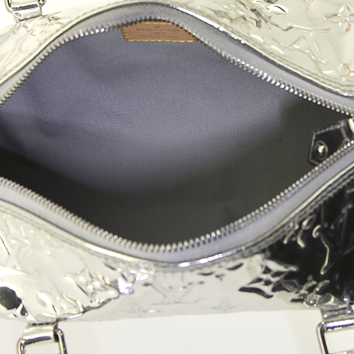 Borsa Louis Vuitton Papillon in pelle verniciata monogram argentata - Detail D2