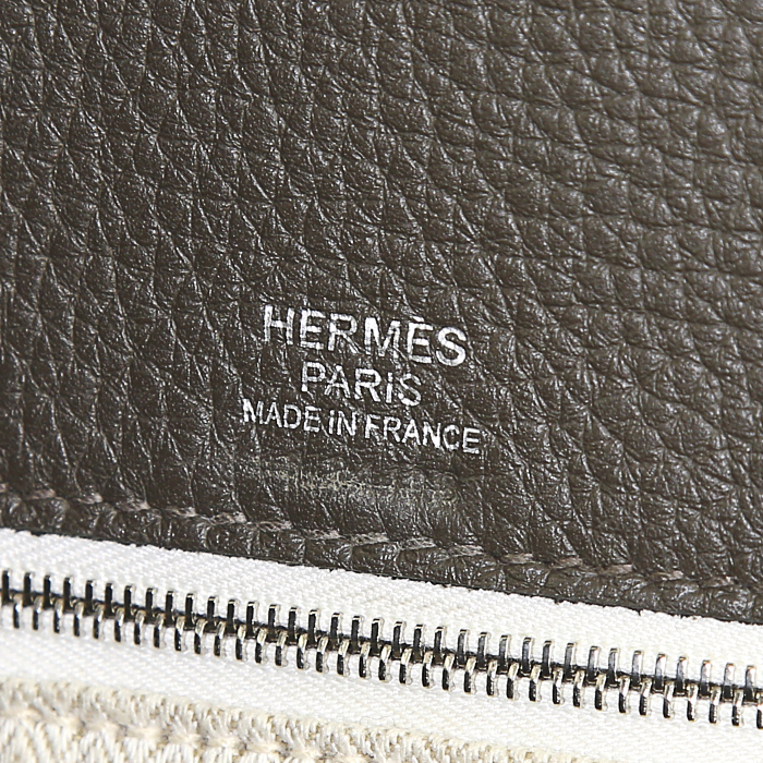 Bolso bandolera Hermès Alfred en cuero togo caqui - Detail D3