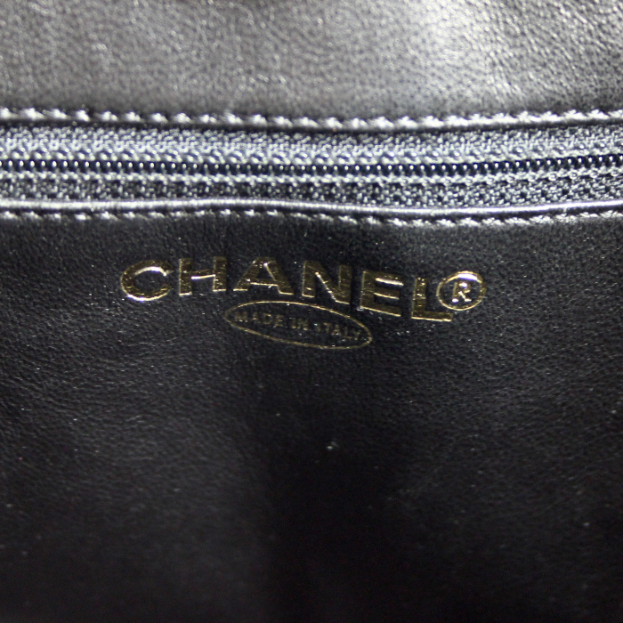 Sac à main Chanel Medaillon en cuir grainé matelassé noir - Detail D3