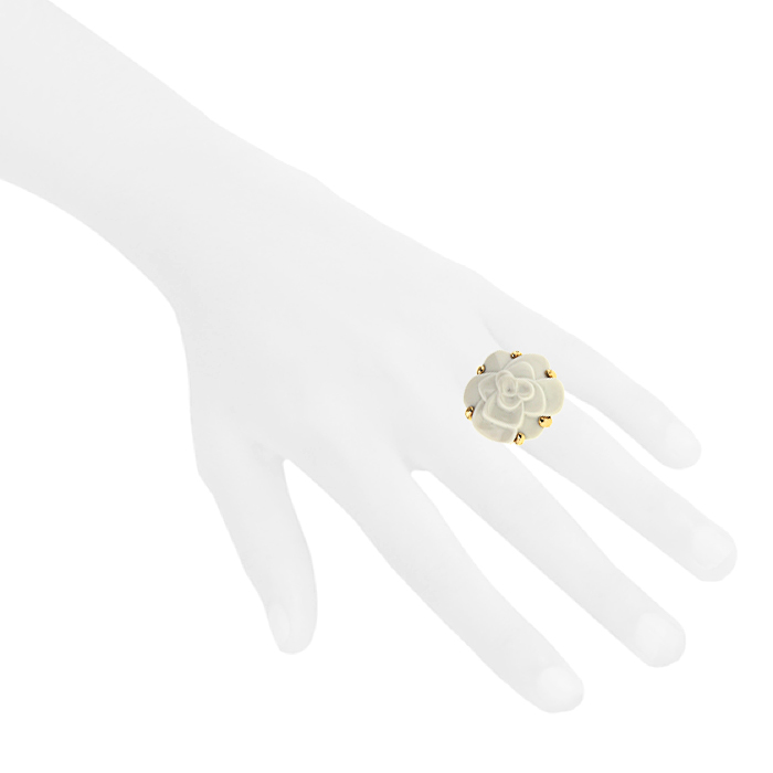 Bague Chanel Camelia moyen modèle en or jaune et agate blanche - Detail D1