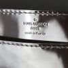 Pochette Louis Vuitton Louise en cuir vernis bordeaux - Detail D3 thumbnail