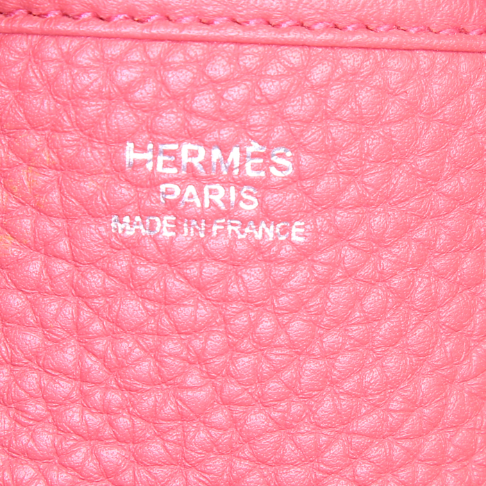 Sac bandoulière Hermes Evelyne moyen modèle en cuir togo rose Jaipur - Detail D3