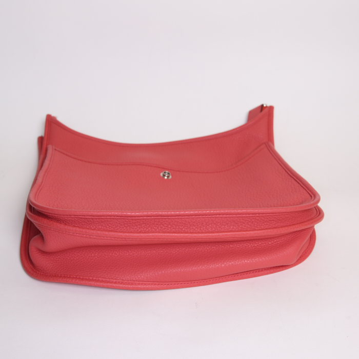 Sac bandoulière Hermes Evelyne moyen modèle en cuir togo rose Jaipur - Detail D4