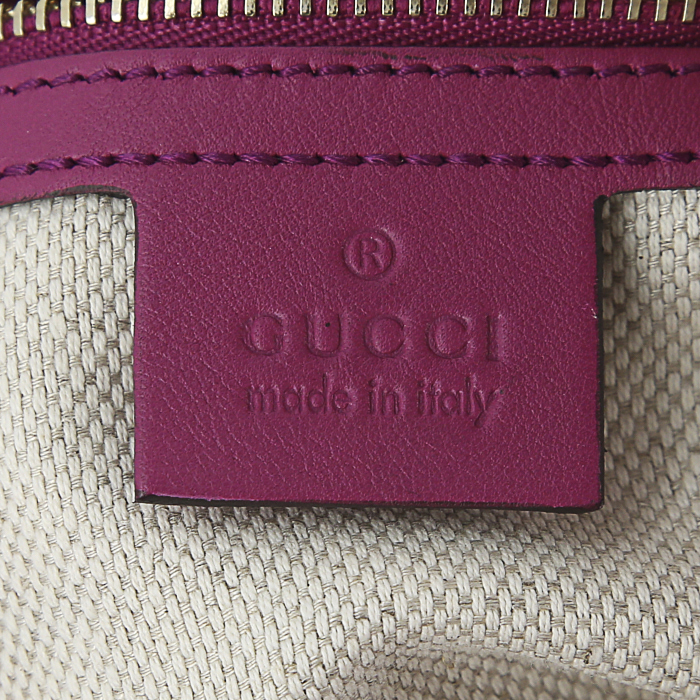 Sac à main Gucci Soho en cuir vernis rose - Detail D3
