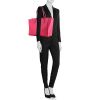 Gucci Swing shopping bag in fushia pink leather - Detail D1 thumbnail