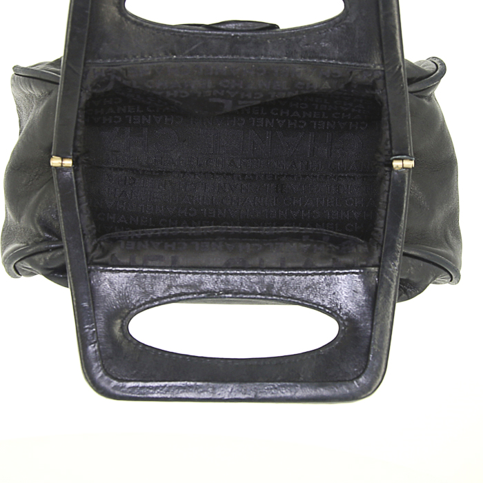 Chanel Camelia handbag in black leather - Detail D2
