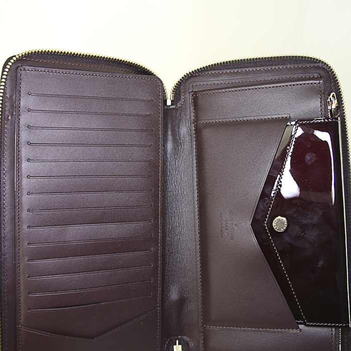 Pochette Louis Vuitton Organizer en cuir vernis monogram violet - Detail D2