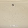 Bolso de mano Chanel Timeless jumbo en cuero acolchado beige - Detail D5 thumbnail