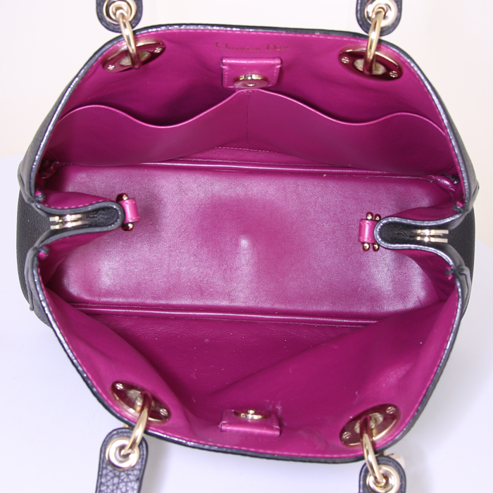 Sac à main Dior Diorissimo moyen modèle en cuir grainé noir - Detail D2