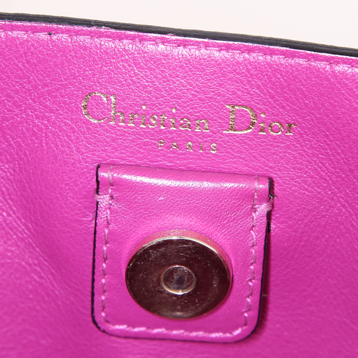 Sac à main Dior Diorissimo moyen modèle en cuir grainé noir - Detail D3