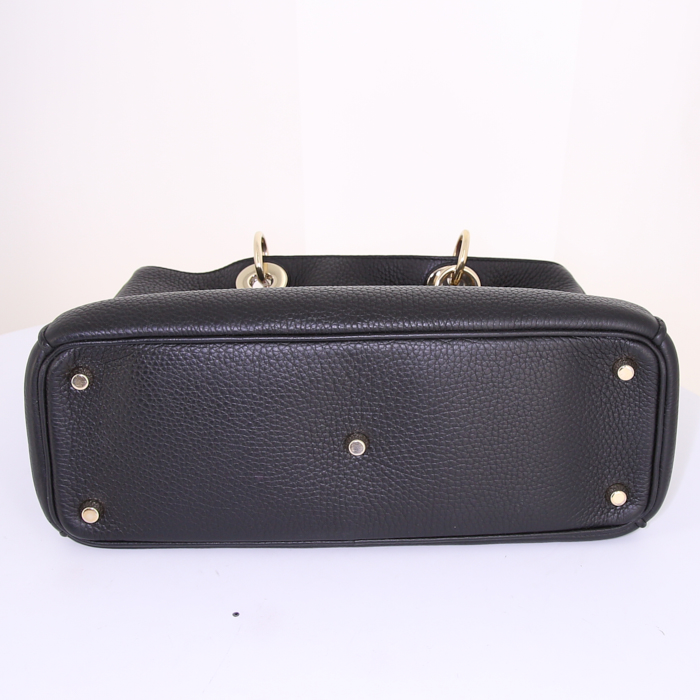 Sac à main Dior Diorissimo moyen modèle en cuir grainé noir - Detail D4
