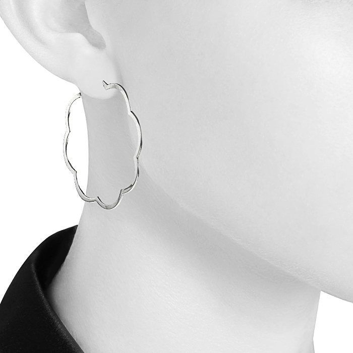 Orecchini a cerchio Chanel Profil de Camélia in oro bianco - Detail D1