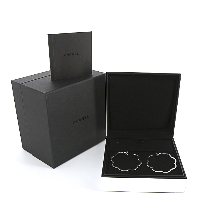 Paire de créoles Chanel Profil de Camélia en or blanc - Detail D2