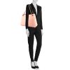 Shopping bag Gucci GG Marmont in pelle trapuntata rosa pallido con motivo a spina di pesce - Detail D1 thumbnail