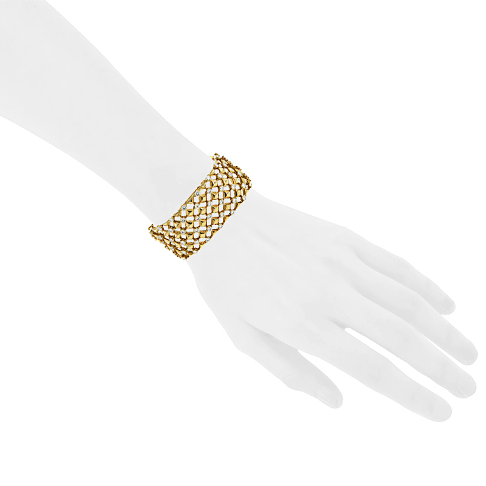Van Cleef & Arpels cuff bracelet in yellow gold and diamonds - Detail D1