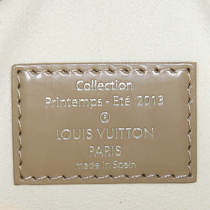 Sac à main Louis Vuitton Cube en cuir vernis beige - Detail D3