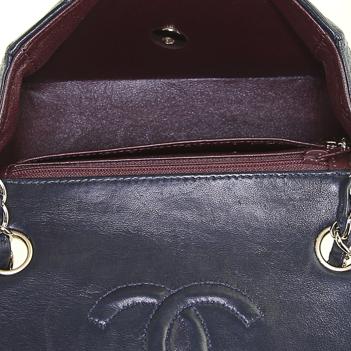 Sac bandoulière Chanel Mini Timeless en cuir matelassé bleu-marine - Detail D2