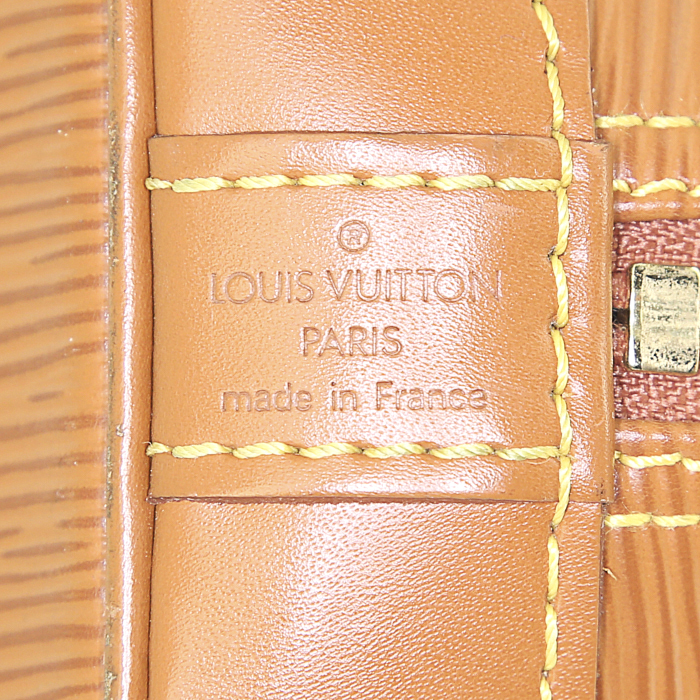 Sac à main Louis Vuitton Alma en cuir épi gold - Detail D3