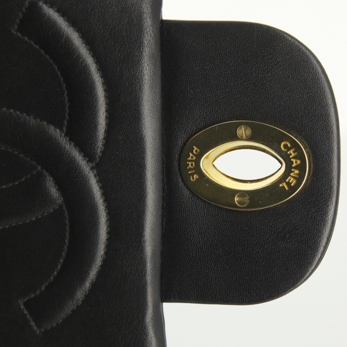 Sac à main Chanel Timeless Maxi Jumbo en cuir matelassé noir - Detail D4