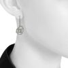 Orecchini pendenti Louis Vuitton in oro bianco e diamanti - Detail D1 thumbnail