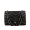 Bolso de mano Chanel Timeless jumbo en cuero negro - 360 thumbnail