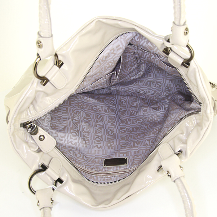 Bolso Cabás Salvatore Ferragamo en charol beige crudo - Detail D2