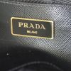Bolso de mano Prada Galleria modelo grande en cuero saffiano negro - Detail D4 thumbnail