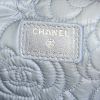 Pochette Chanel Camelia - Wallet in pelle iridescente celeste con decoro floreale - Detail D3 thumbnail