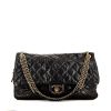 Bolso de mano Chanel Timeless Maxi Jumbo en cuero granulado acolchado negro - 360 thumbnail