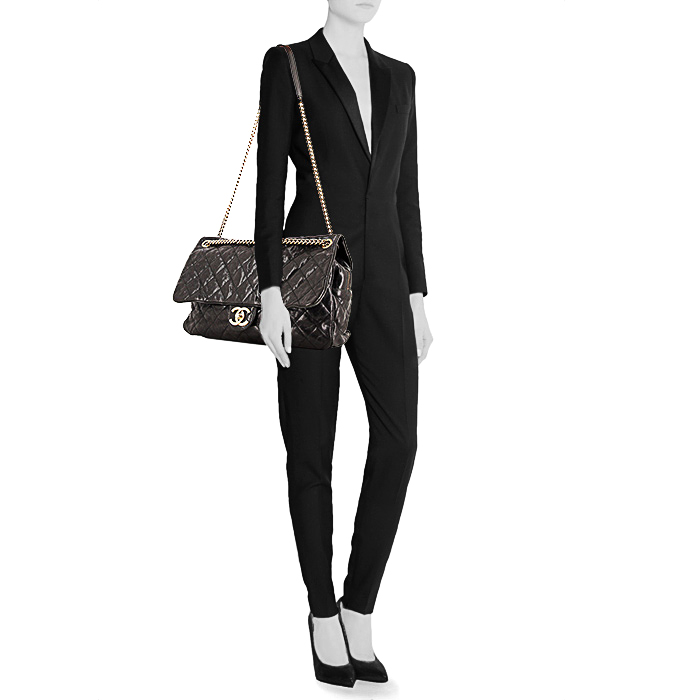 Bolso de mano Chanel Timeless Maxi Jumbo en cuero granulado acolchado negro - Detail D1