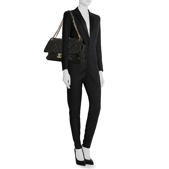 Chanel Timeless Maxi Jumbo handbag in black quilted grained leather - Detail D2