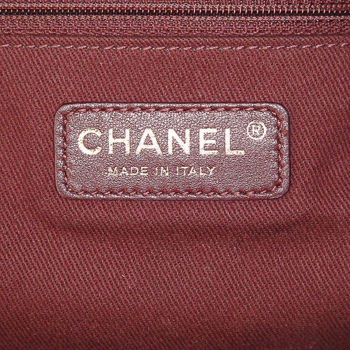 Chanel Timeless Maxi Jumbo handbag in black quilted grained leather - Detail D4