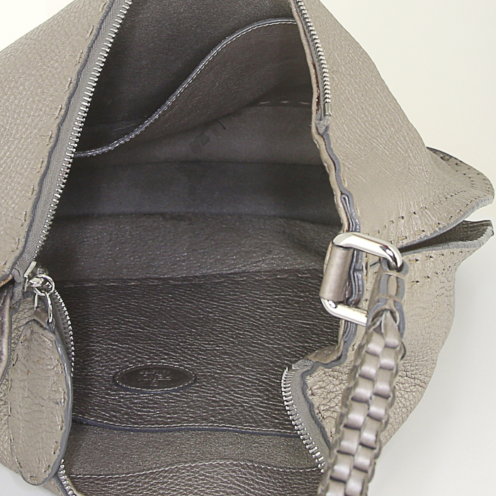 Bolso de mano Fendi Selleria en cuero granulado beige gris - Detail D2