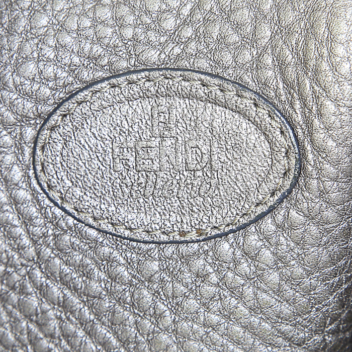 Sac à main Fendi Selleria en cuir grainé beige gris - Detail D3
