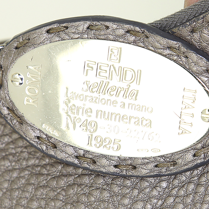 Sac à main Fendi Selleria en cuir grainé beige gris - Detail D4