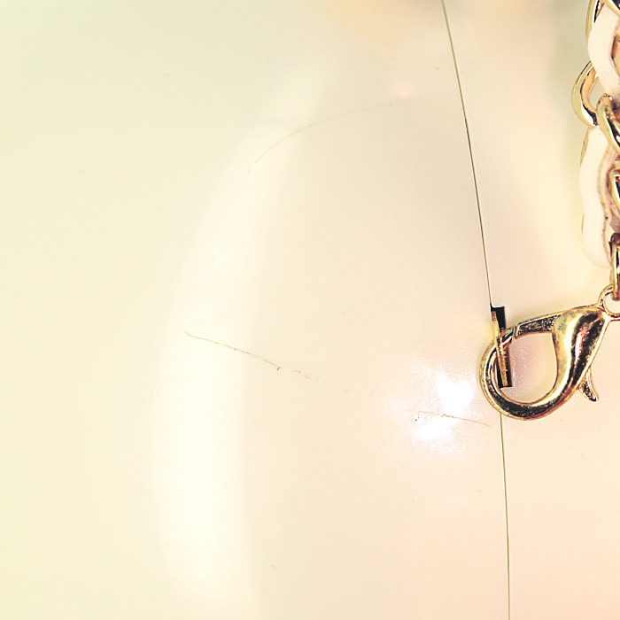 Sac à main Chanel Editions Limitées en plexiglas blanc - Detail D3