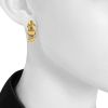 Paire de boucles d'oreilles Cartier Panthère en or jaune,  or rose et or blanc - Detail D1 thumbnail